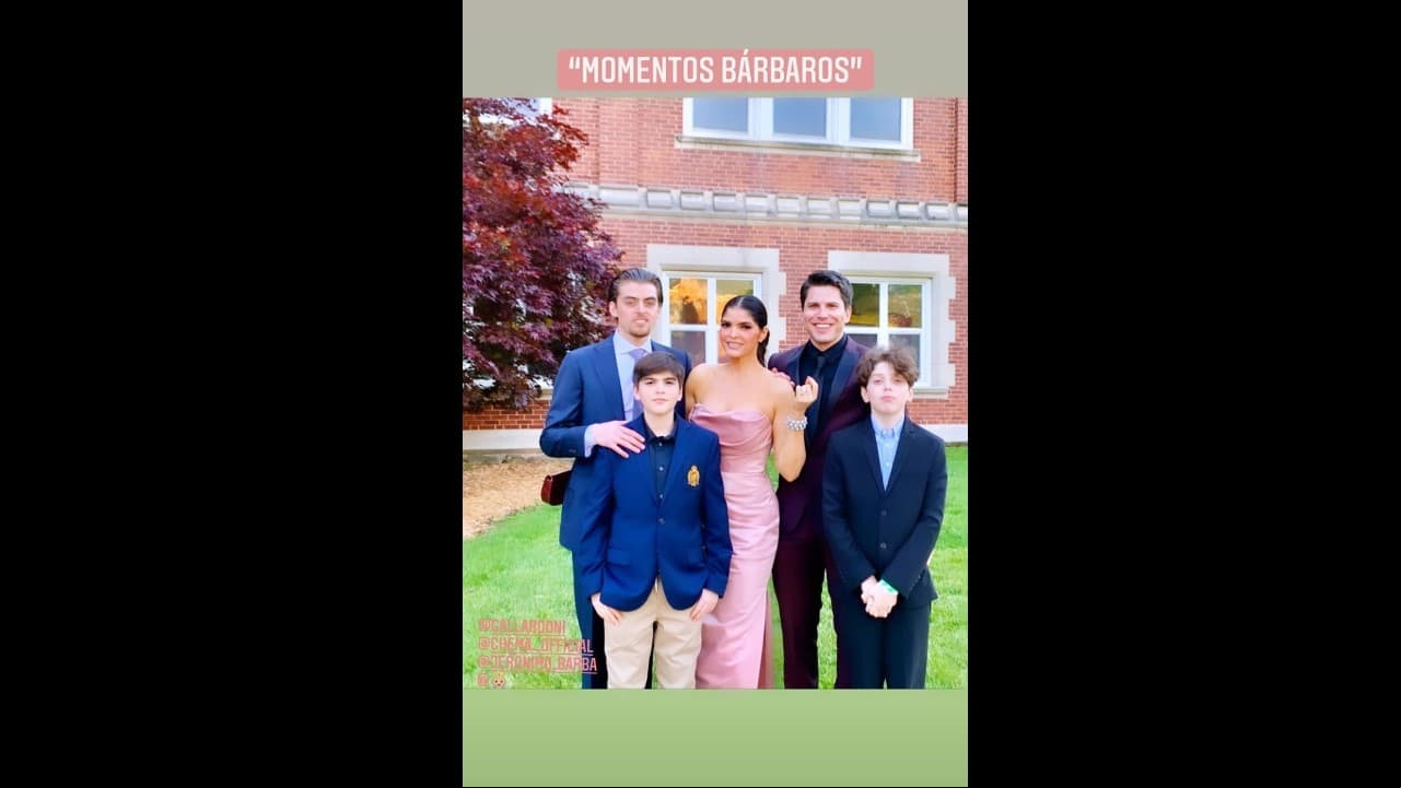A través de su cuenta oficial de Instagram, la intérprete de ‘Bandido’ compartió varias imágenes en las que mostró que Emiliano no estuvo solo, que tanto sus medios hermanos como su padrastro y ella aplaudieron su nuevo logro.