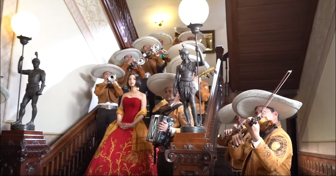 “(Voy a tener) cinco o seis (cambios). Cuatro con uno de boda y uno sorpresa. Me voy a casar, ¿quién es el novio?”, dijo la cantante durante uno de los descansos de las grabaciones.