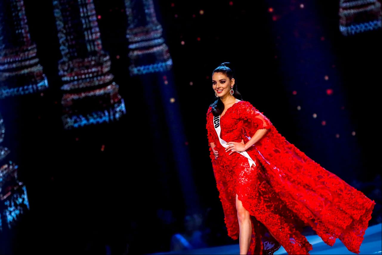 En la gala previa a Miss Universo se presentó con un hermoso vestido rojo.