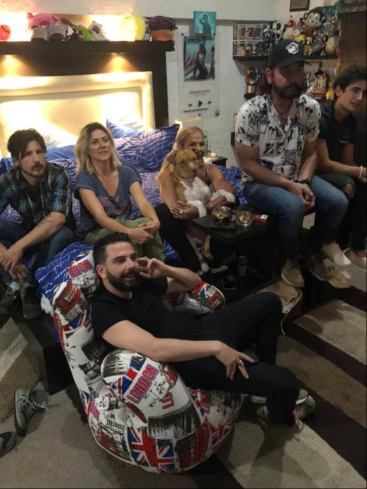Con sus compañeros del elenco y la producción de 'Alma de ángel'.