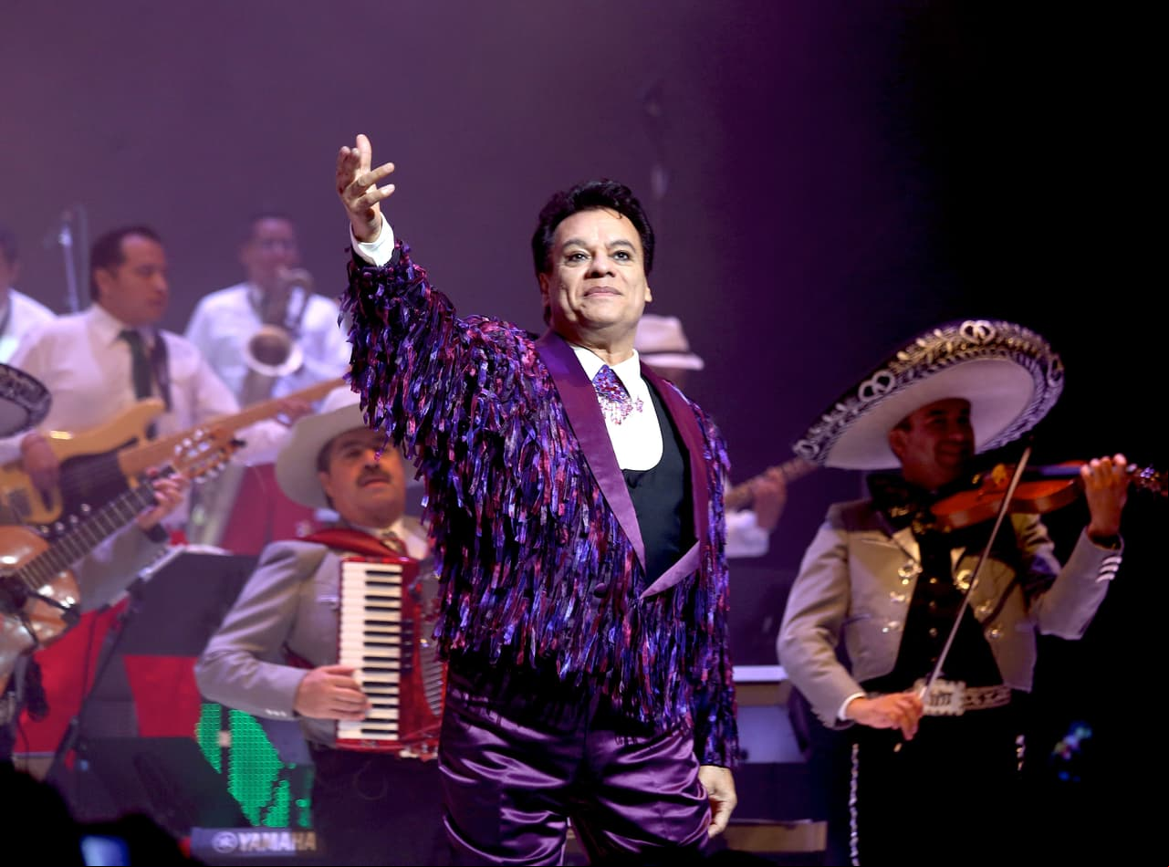 El 28 de agosto de 2016 el mundo entero se conmocionó con la muerte de Juan Gabriel, quien un día antes había ofrecido un concierto en Santa Mónica, California. El deceso del ‘Divo de Juárez’ coincidió con el fin de su bioserie. La inesperada del intérprete mexicano funcionó como una especie de caja de Pandora de la que han escapado algunos de sus secretos mejor guardados.