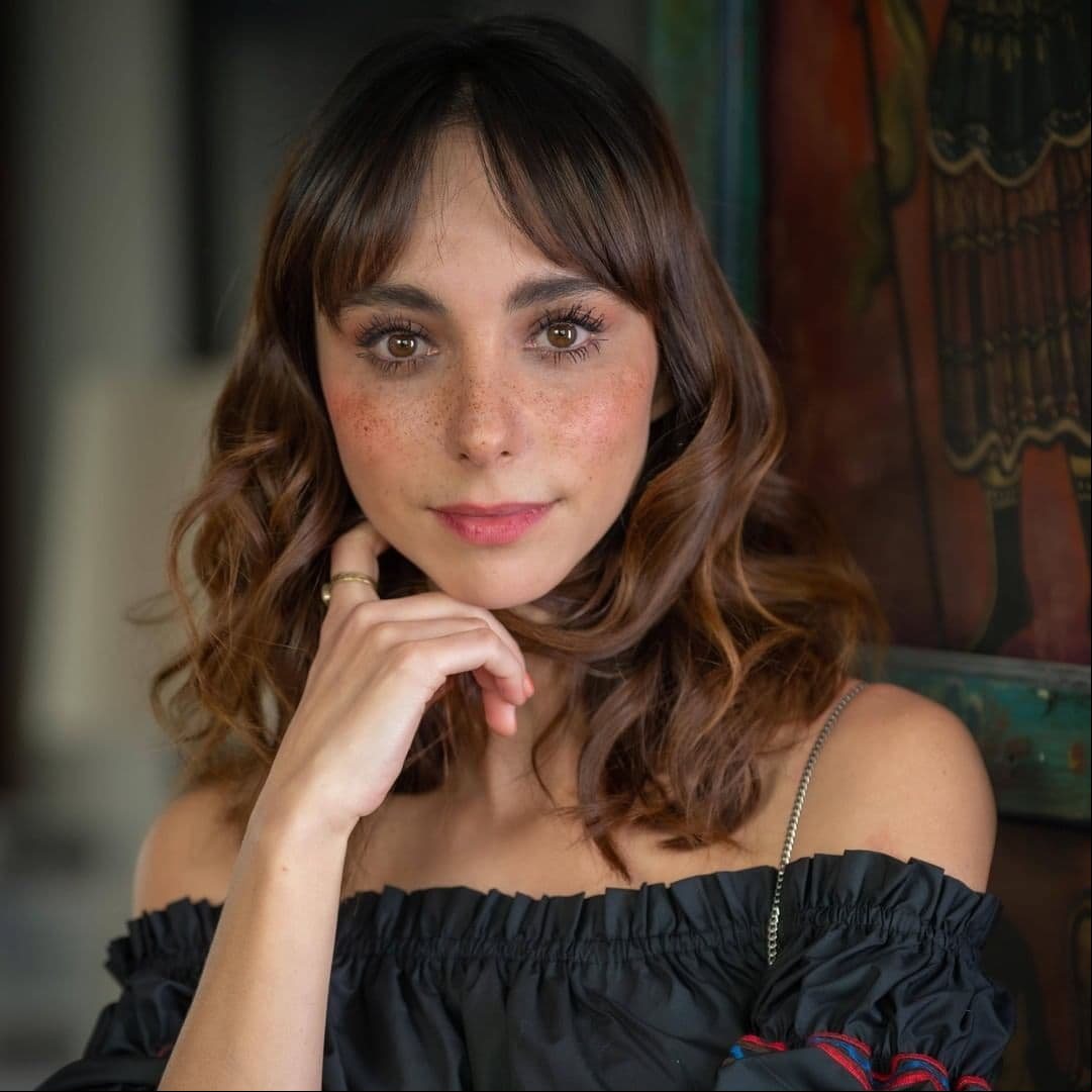 Natalia Téllez se suma al elenco de este melodrama para encarnar a ‘Lola’. A la actriz la hemos visto recientemente como conductora en ¿Quién es la Máscara? 2020.