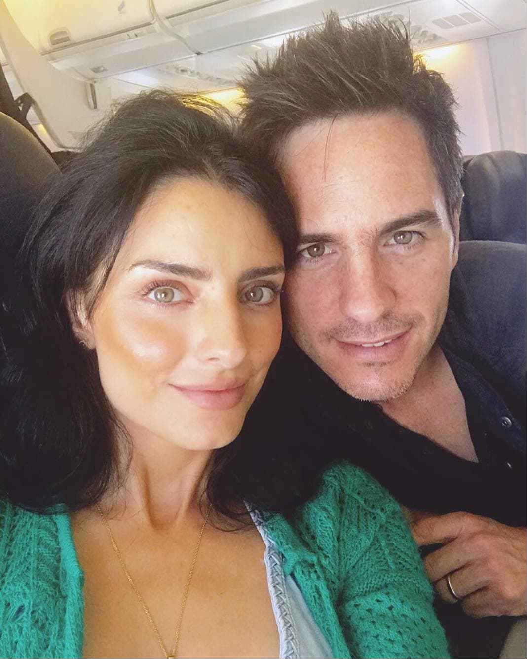 Mauricio Ochmann y Aislinn Derbez se casaron en el 2016 y fue en marzo pasado que pusieron una pausa a su matrimonio. “Decidimos desde hace un tiempo fortalecer la relación de amistad y parar la relación de pareja. Retomar la individualidad para investigar qué está pasando, dar espacio a sanar, reconstruir, transformar”, dice el comunicado que lanzó la pareja.