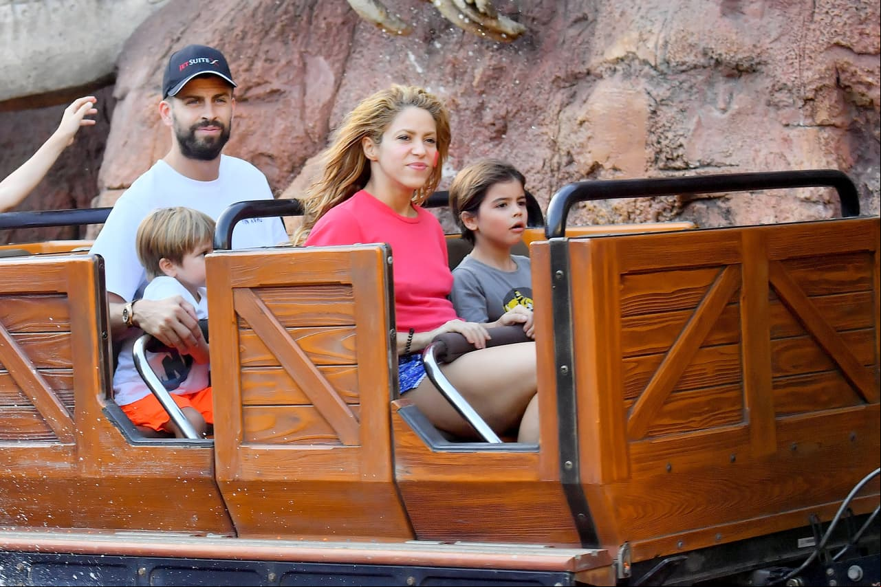 Como una pequeña pausa de su gira ‘El Dorado’, Shakira se divirtió como enana en Disneyland, (Anaheim) California, juntos a sus pequeños y su inseparable Gerard Piqué.