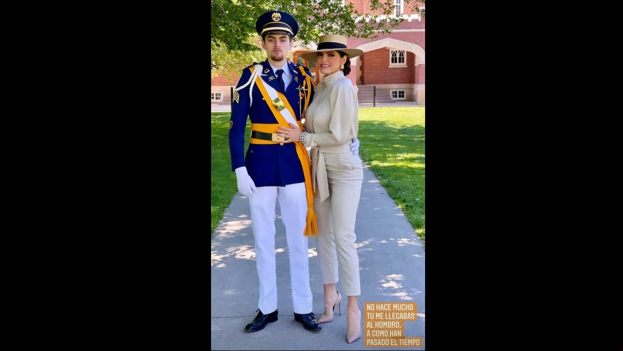 El glamour acaparó la celebración, ya que mientras Emiliano portó un uniforme militar de gala, su mamá optó por atuendos en color beige y rosa; mientras que sus medios hermanos y su padrastro Ángel portaron elegantes trajes.