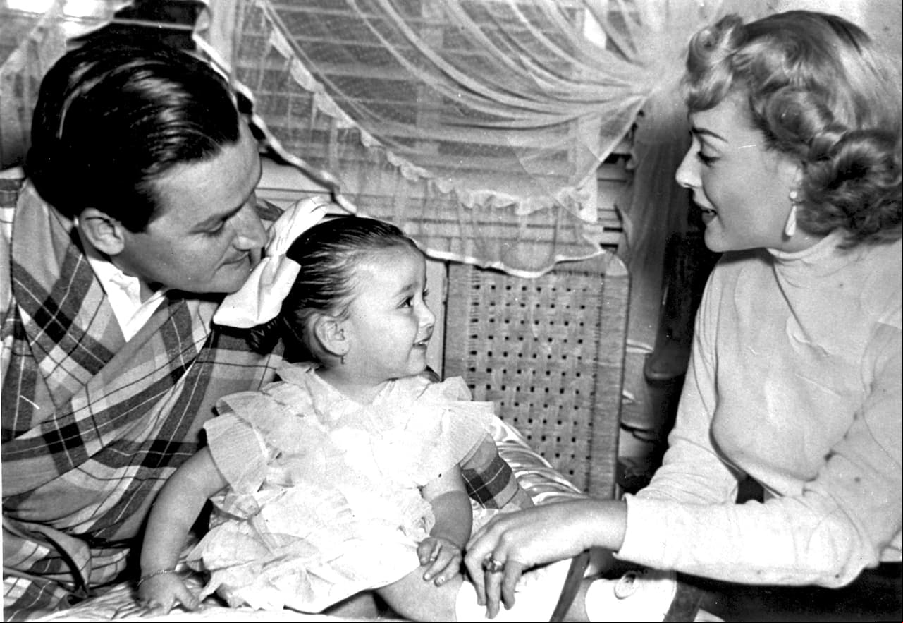 A temprana edad conoció al actor y director Rafael Banquells, con quien se casó en 1947 y con quien tuvo a su primera hija, Sylvia Pasquel.