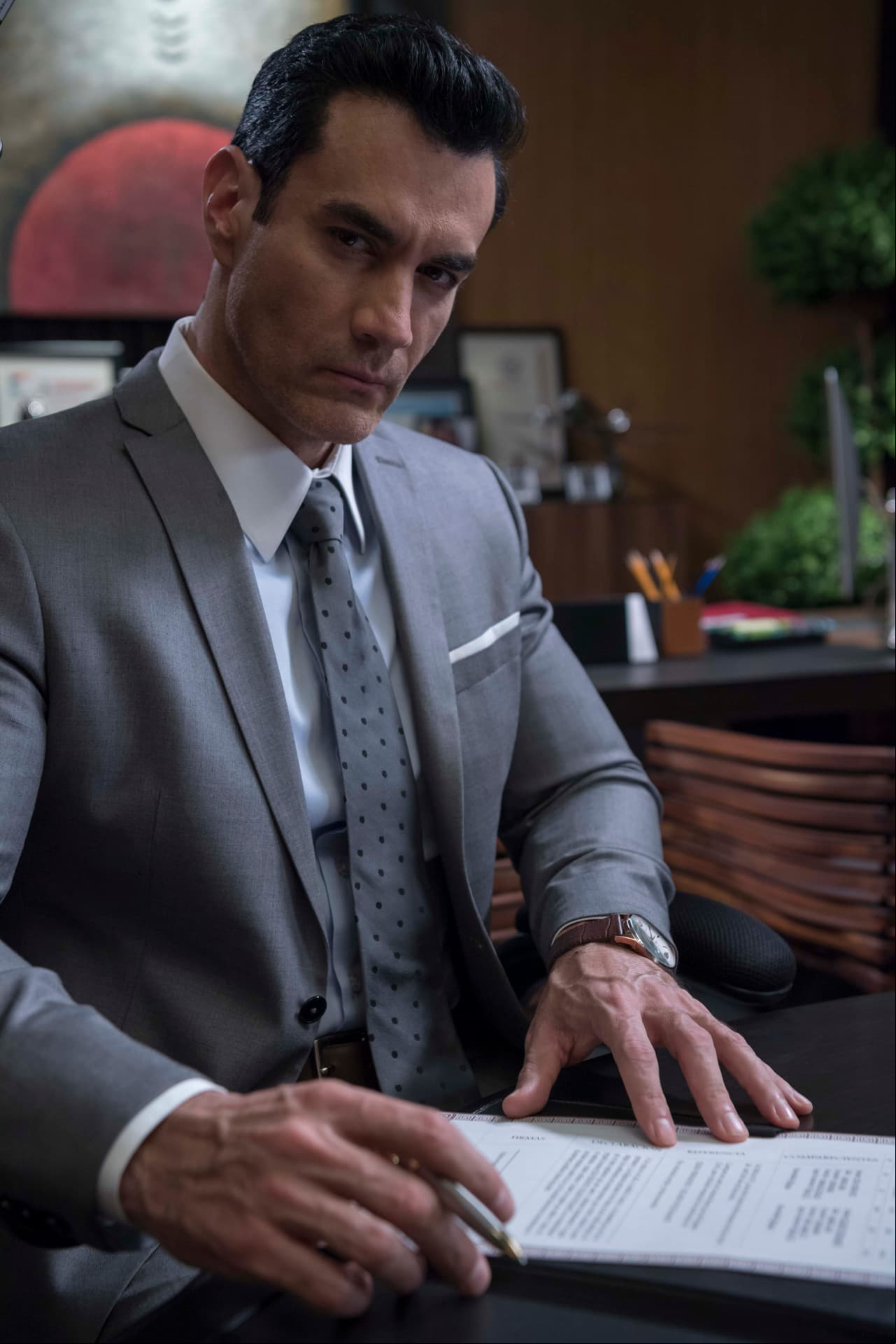 Nuestro guapo abogado siempre utiliza trajes elegantes con los cuales luce impecable y varonil.