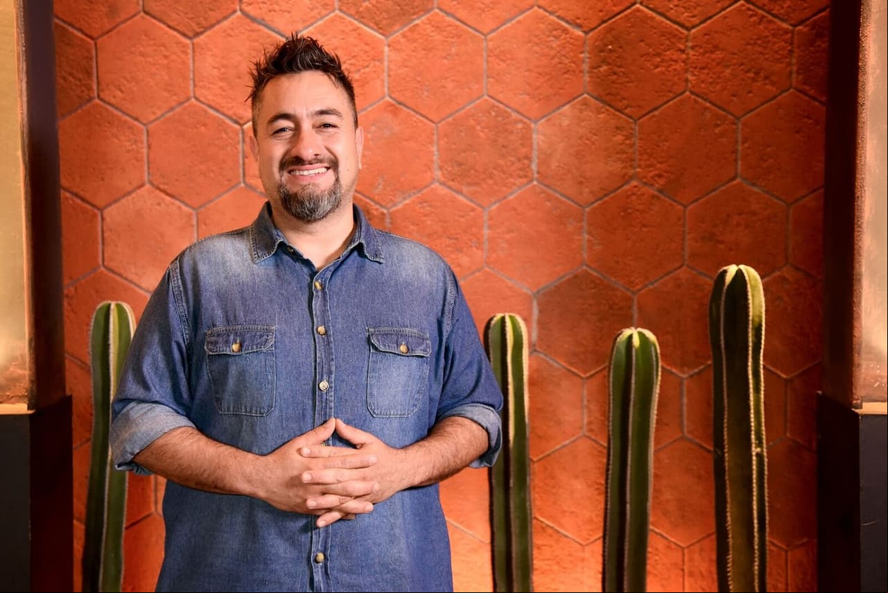 El chef Antonio De Livier cuenta su propia historia como cocinero indocumentado antes de ser juez en Familias Frente al Fuego