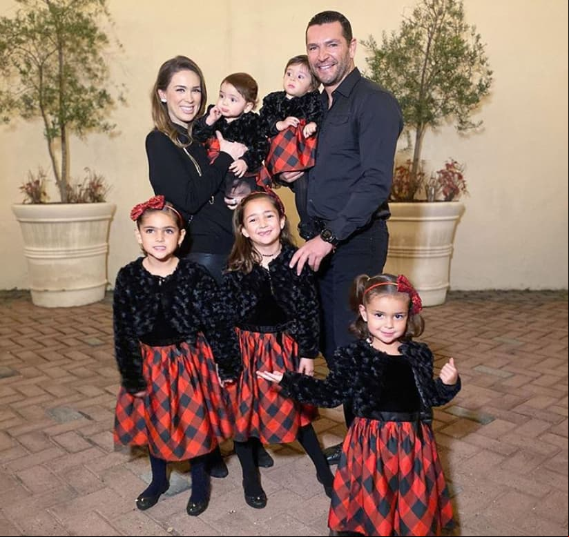 En 2013, Jacqueline Bracamontes estaba embarazada de mellizos, Jackita y Martín, pero lamentablemente el niño falleció. Tras esa terrible experiencia, la conductora tuvo a Carolina y Renata y en julio de 2018 anunció que estaba embarazada nuevamente de mellizos, teniendo a Paula y Emilia en diciembre de ese año.