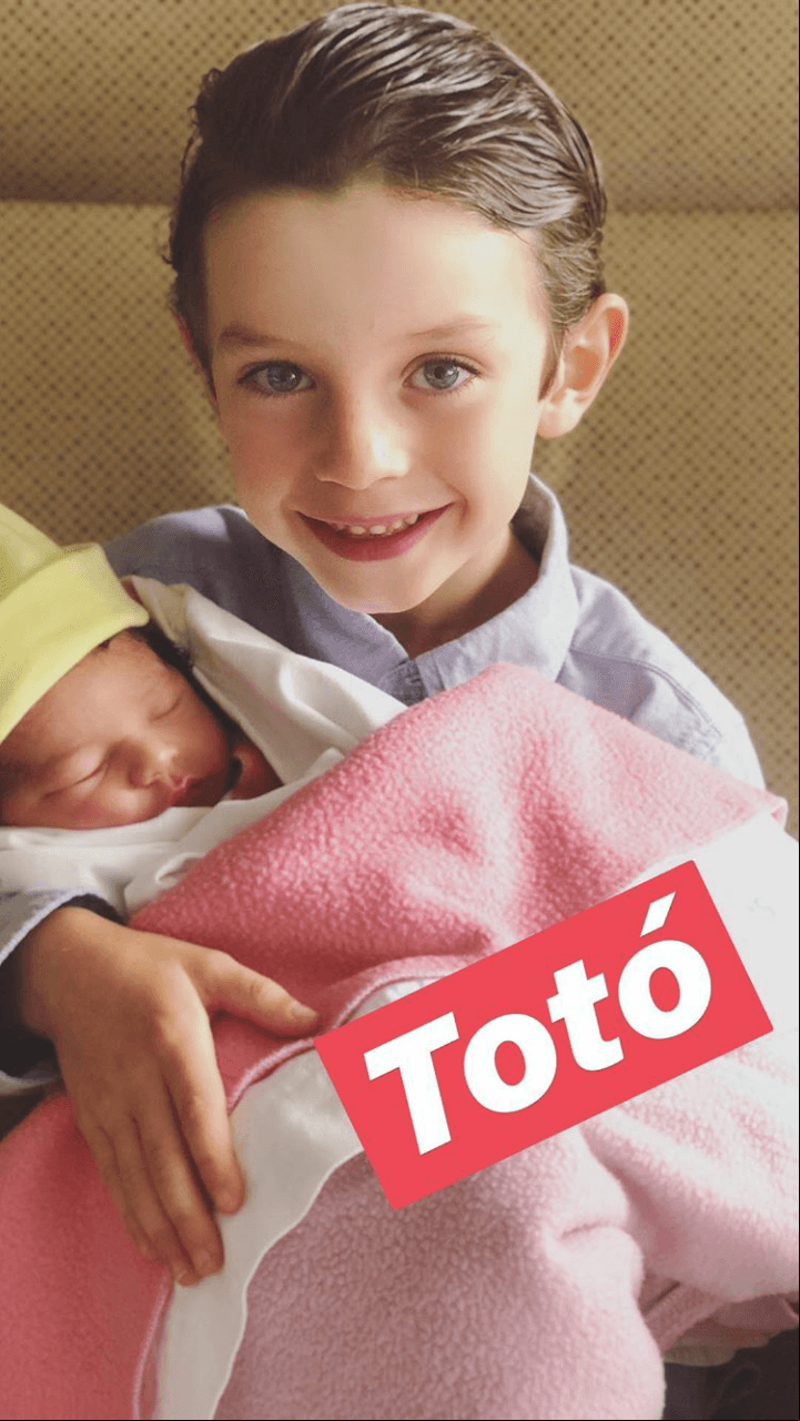Los trillizos tampoco ocultaron su emoción y sostuvieron tiernamente a la bebé