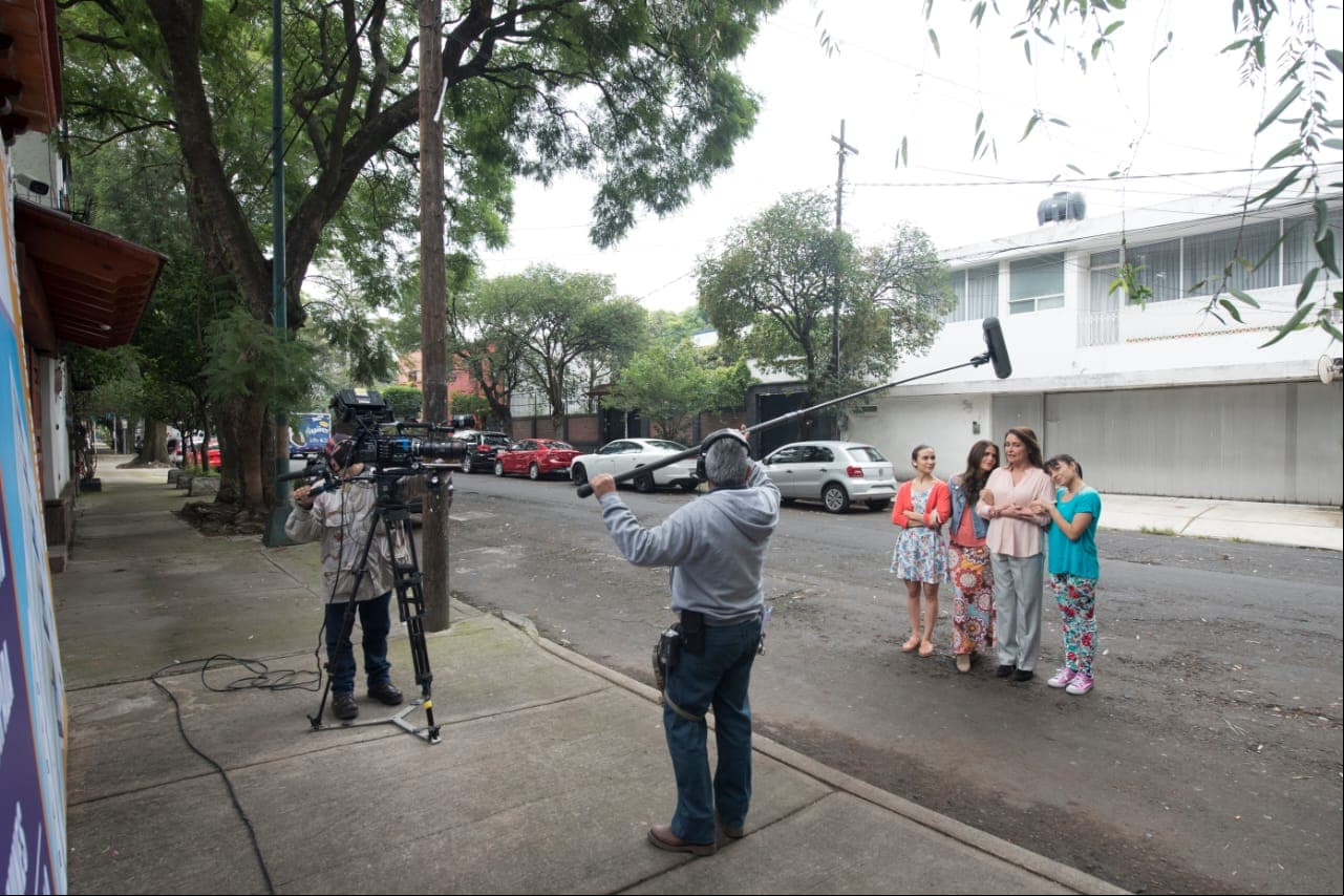 Durante el final de 'Vencer el Desamor', Julia Urbini, Claudia Álvarez, Daniela Romo y Valentina Buzzurro grabaron en la calle la escena en la que se despedían de la casa Falcón.