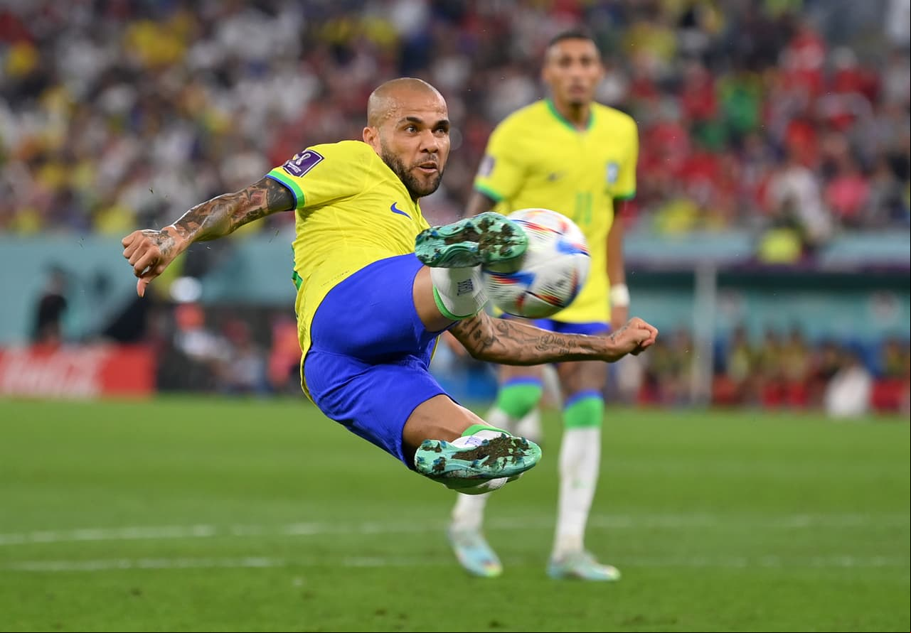 Dani Alves entró de cambio y casi hace un golazo.