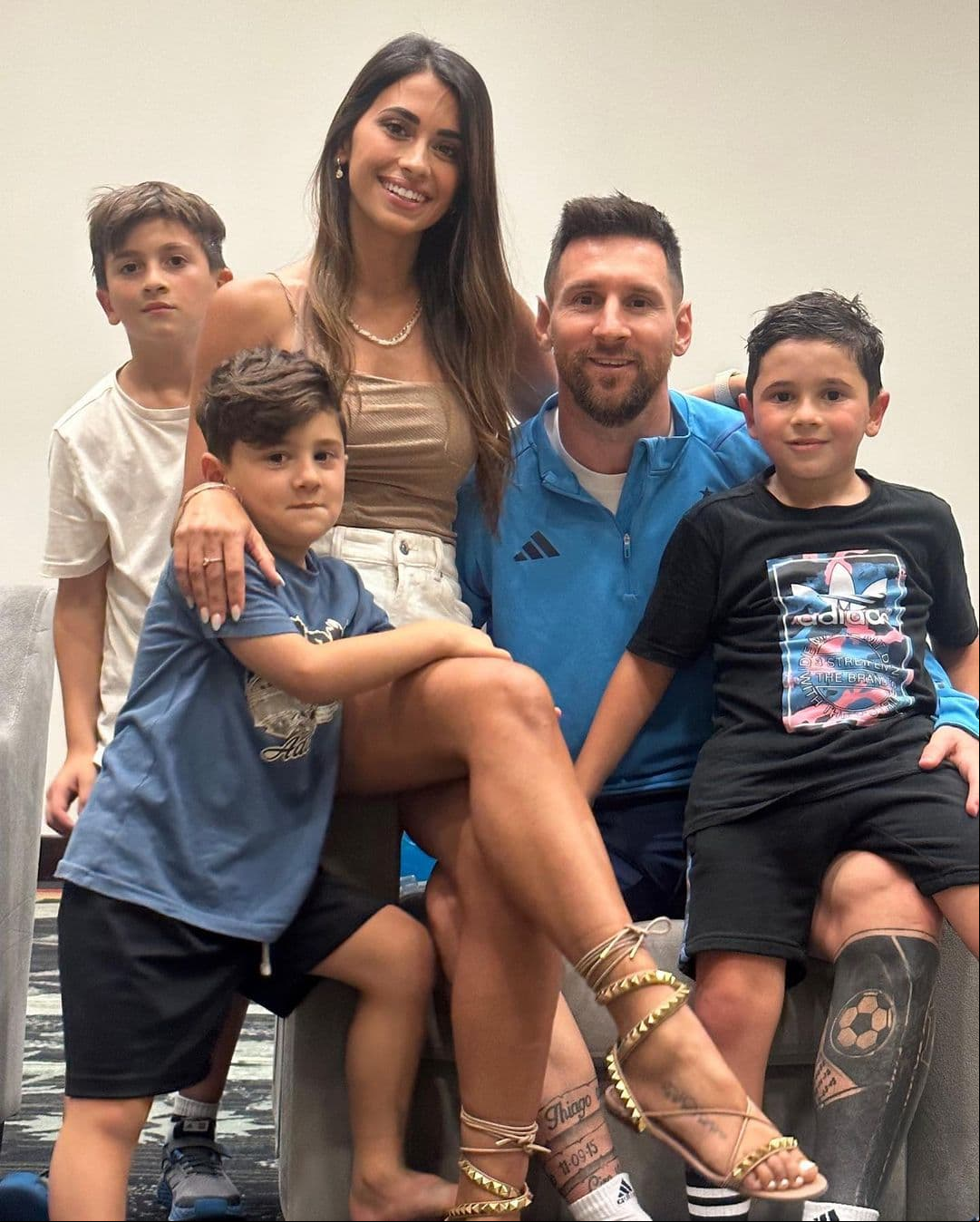 "Que orgullo más grande que sentimos por vos Lionel Messi. Gracias por enseñarnos a nunca bajar los brazos, que hay que pelearla hasta el final. Al fin se dio, sos campeón del mundo. Nosotros sabemos lo que sufriste tantos años, lo que deseabas conseguir esto", fueron las palabras que le dedicó Antonela a su esposo.