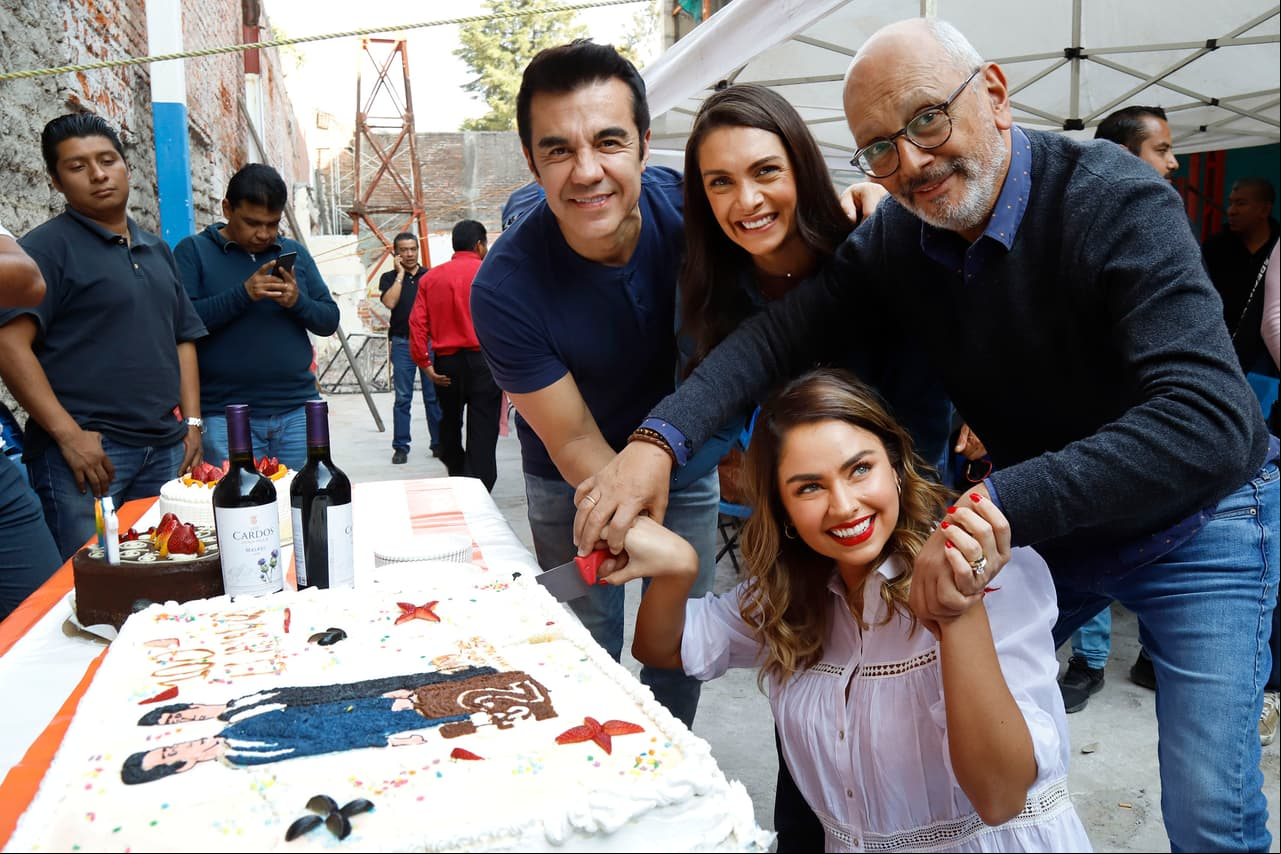 Adrián Uribe y Claudia Martín celebran 100 llamados de ‘Como tú no hay 2’