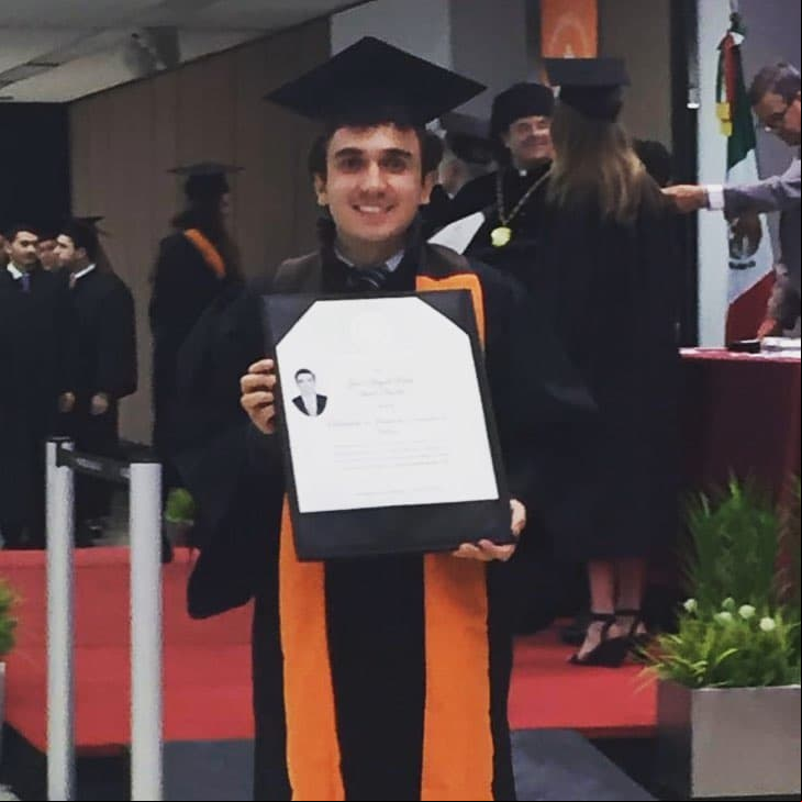El 26 de mayo de 2016, el actor se graduó de la Universidad Anáhuac en la carrera de Finanzas y Contaduría Pública.
