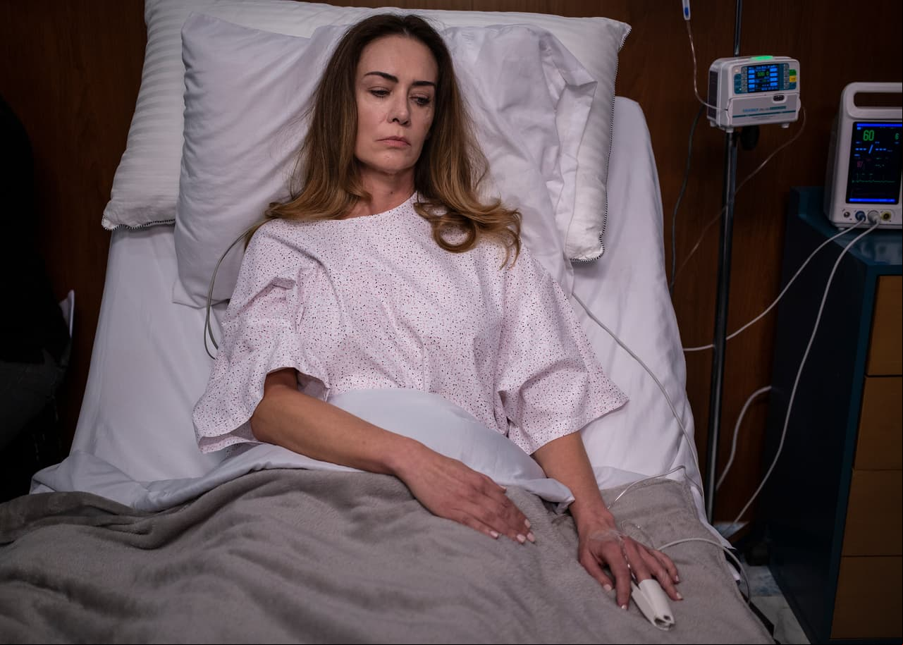 En "Contigo Sí", 'Mirta', interpretada por Anette Michel, despierta con fuerte dolor tras salir del quirófano.
