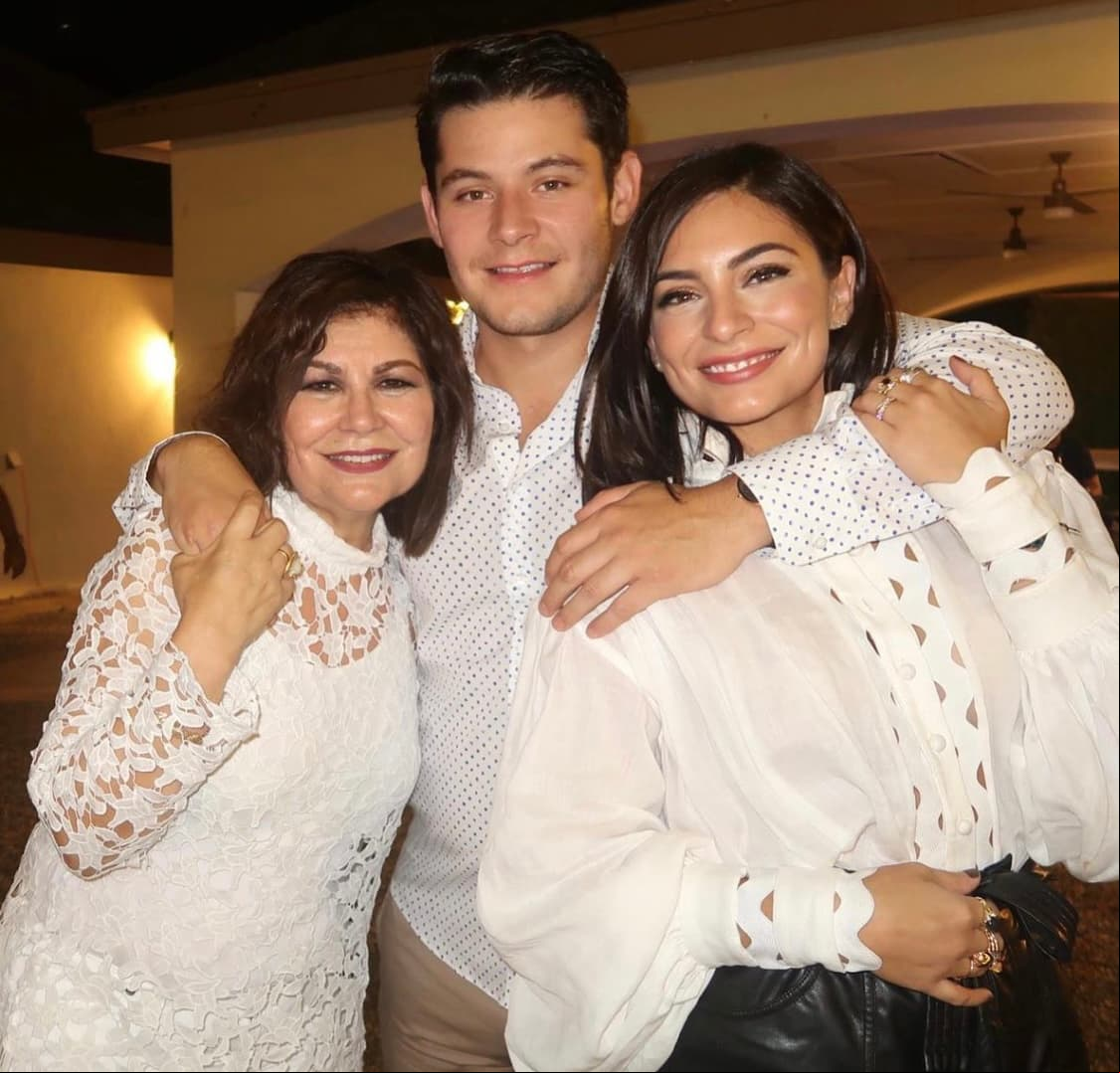 El joven también suele compartir imágenes junto a su famosa hermana y su mamá, la señora Blanca Estela, lo que deja ver que mantiene una relación muy estrecha con ambas.