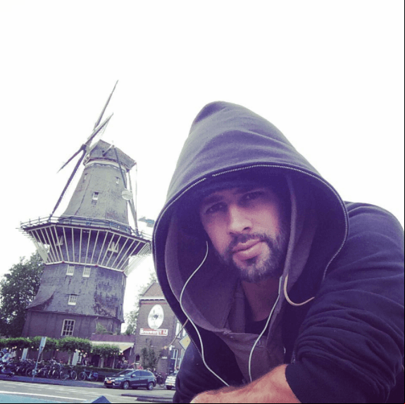 El actor nació en Guadalajara, Jalisco y, aunque es 100 por ciento mexicano, también tiene la nacionalidad estadounidense.