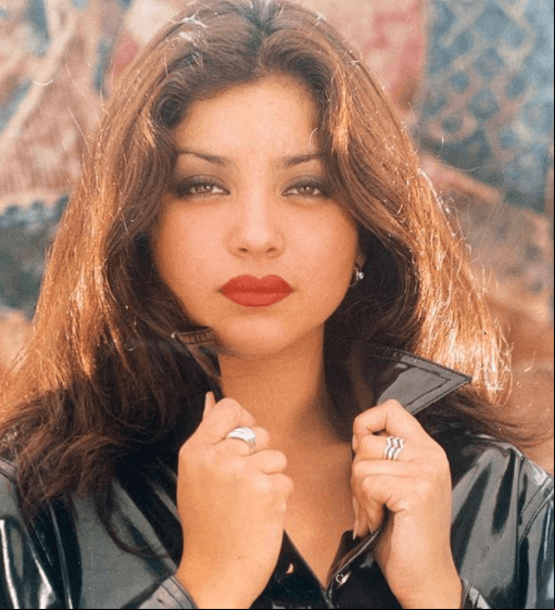 En ese entonces usaba el cabello partido y todavía no se había tatuado, pero ya traía esa vibra rockera, con chamarra negra y los labios rojos que más tarde pintó de un tono muy marcado.