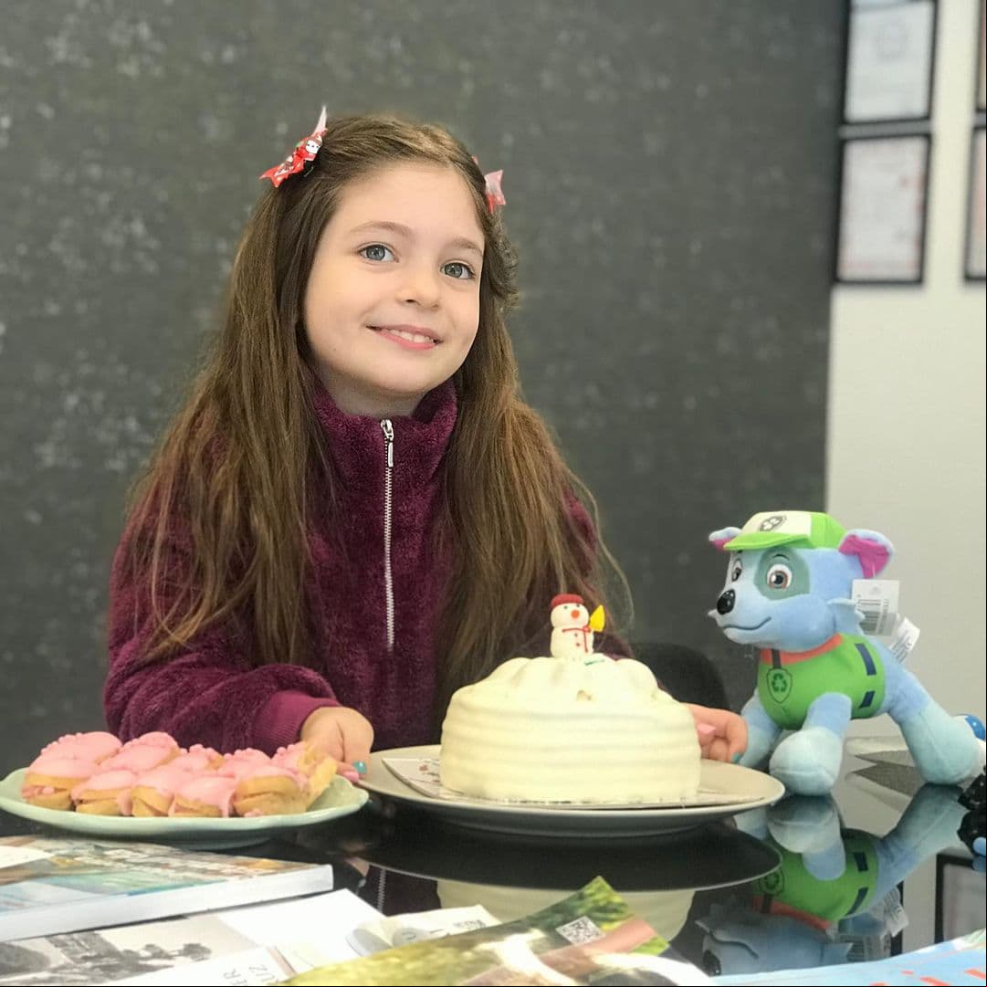 Conoce a Beren Gençalp, la niña de Neslihan Atagül y Engin Akyürek en La Hija del Embajador