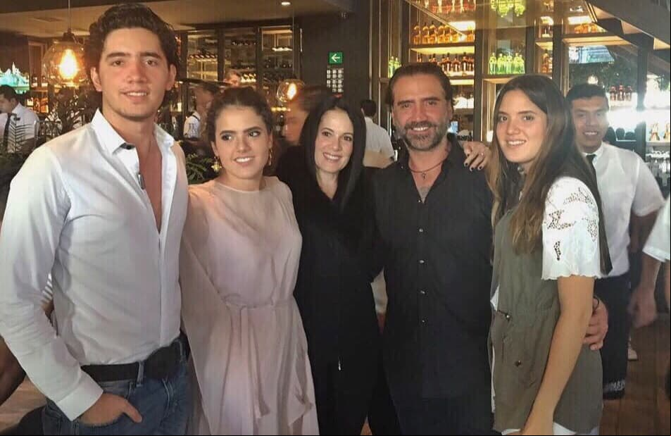 En cada paso importante de sus tres hijos, Alejandro Fernández y América Guinart están para ellos. Se casaron cuando eran muy jóvenes y su unión solo duro seis años. Hace dos años, América dijo para la revista ¡Hola! que le gustaría ver a “El Potrillo” con una buena mujer.