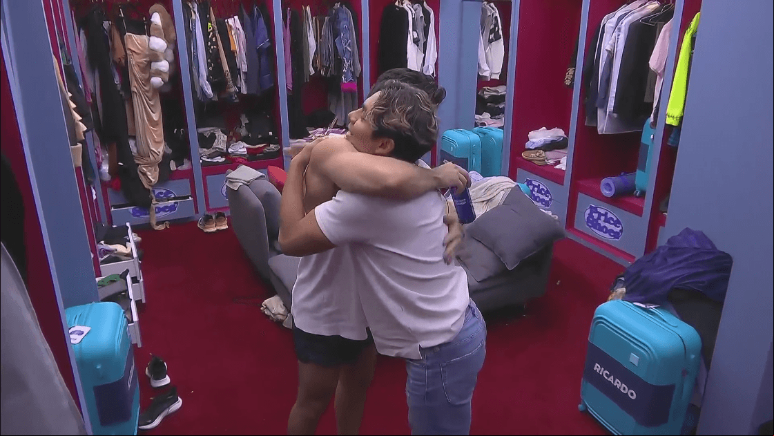 Sian y Ricardo se abrazan