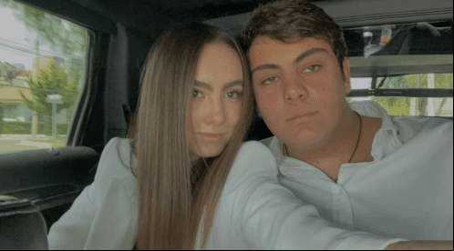 Fue a través de su cuenta oficial de Instagram que el hijo menor de la protagonista de telenovelas presumió lo enamorado que está y dejó ver a su guapa novia, cuyo nombre es Vanessa Pfeiffer.