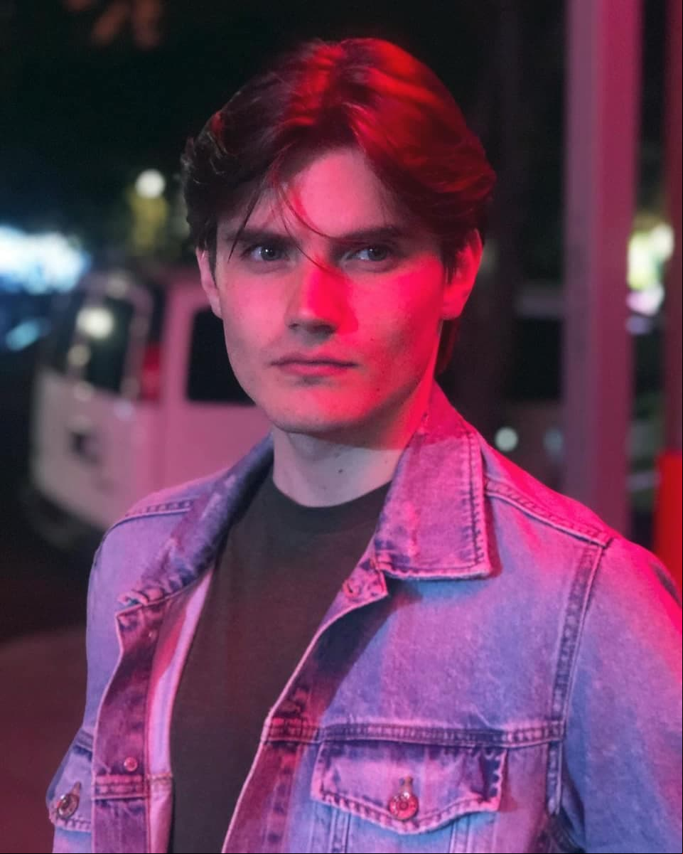 De acuerdo con IMDB, Alejandro inició su carrera actoral a temprana edad, participando en comerciales de televisión.