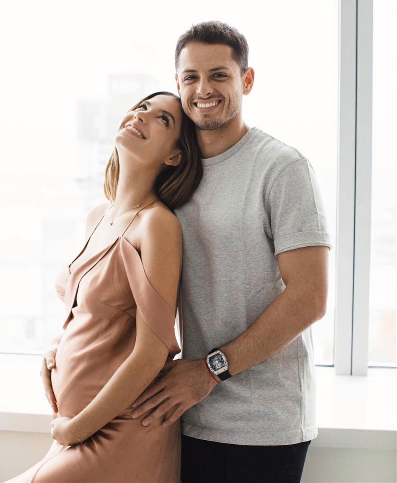Hija de Javier Hernández cautiva por lucir idéntica al futbolista y señalan: "Chicharita"