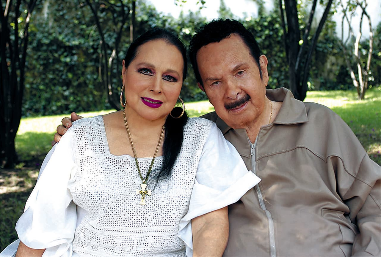 Flor Silvestre, mamá de Pepe Aguilar, murió a los 90 años el pasado 25 de noviembre por causas naturales en su rancho El Soyate en Zacatecas. La cantante y actriz estuvo rodeada de sus hijos y nietos hasta el último minuto de su vida. Sus restos descansan al lado de su esposo Antonio Aguilar en una capilla de dicha propiedad.