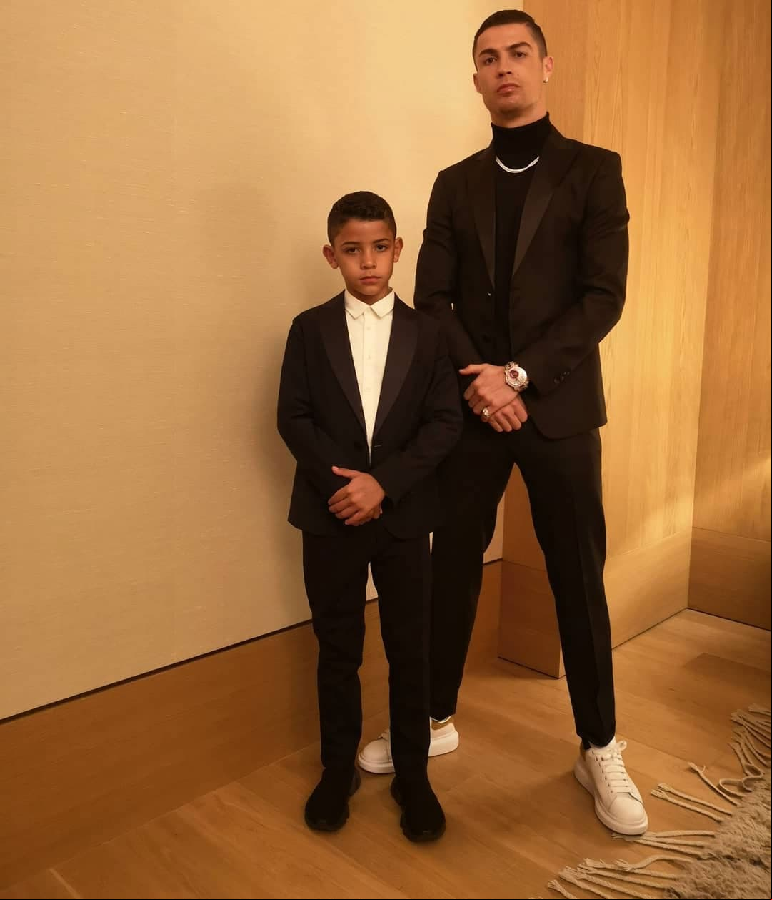 El futbolista Cristiano Ronaldo tiene 4 hijos, pero el mayor, Cristiano Jr., es idéntico a él.