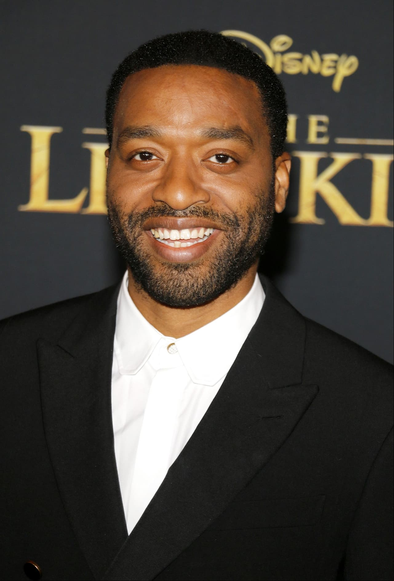 El nominado al Óscar, Chiwetel Ejiofor, dará vida al malvado 'Scar', quien optó por un traje negro.