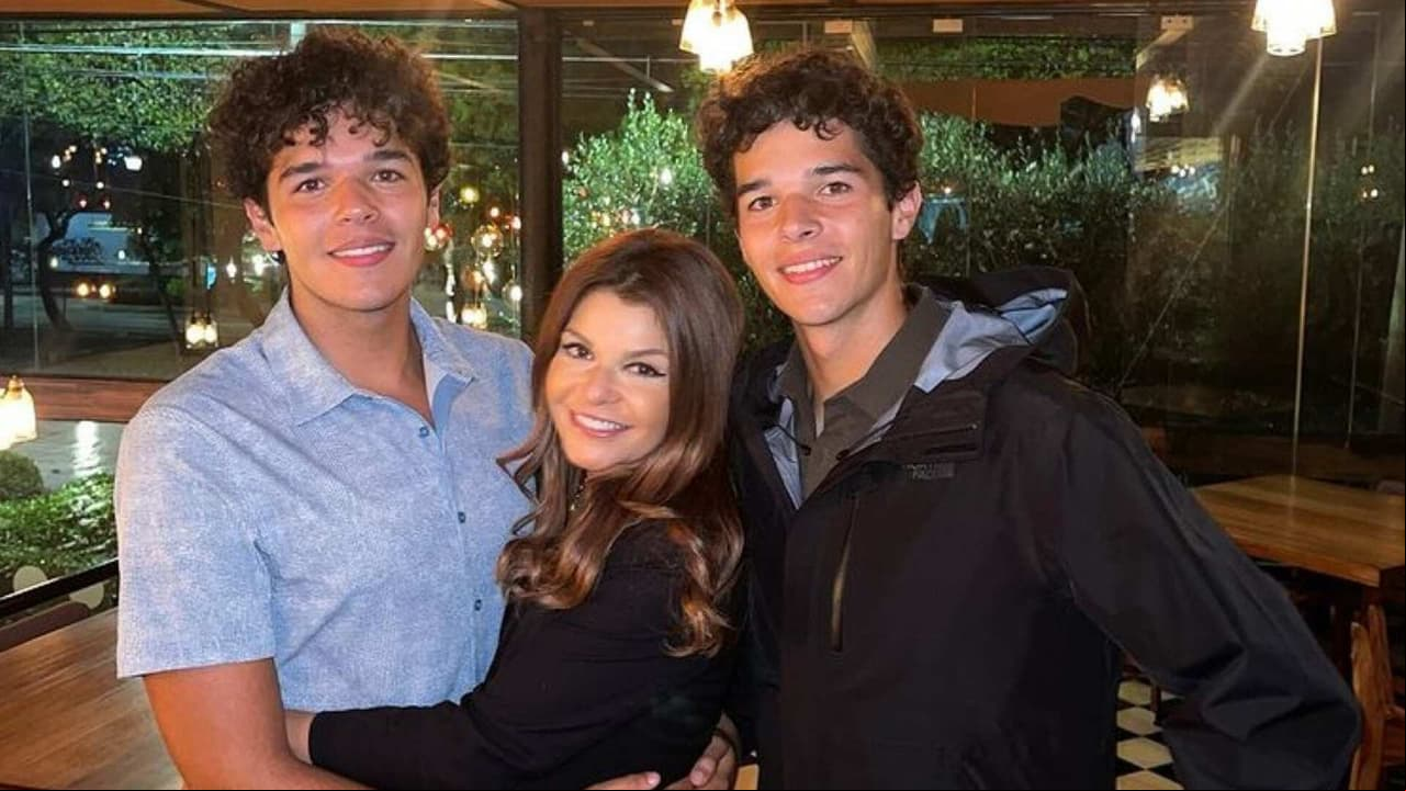 Itatí Cantoral presume su árbol de Navidad y hasta exhibe a hijos que tuvo con Eduardo Santamarina