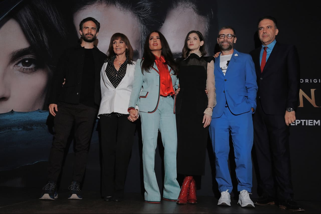 Salma Hayek regresa a México y presenta 'Monarca'.