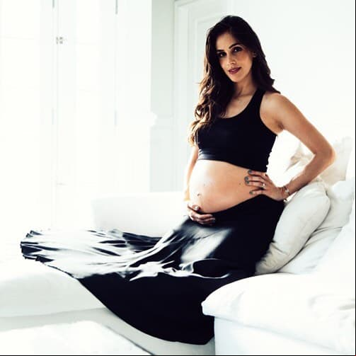 Muy cercano al nacimiento de su bebé mostro su vientre. Sandra estaba muy emocionada con su debut como madre.