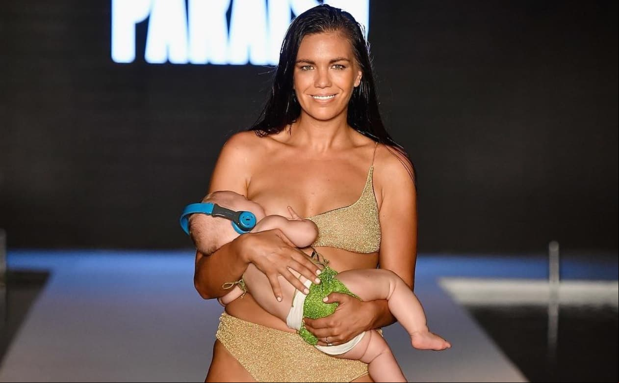 Modelo amamanta a su bebé a media pasarela