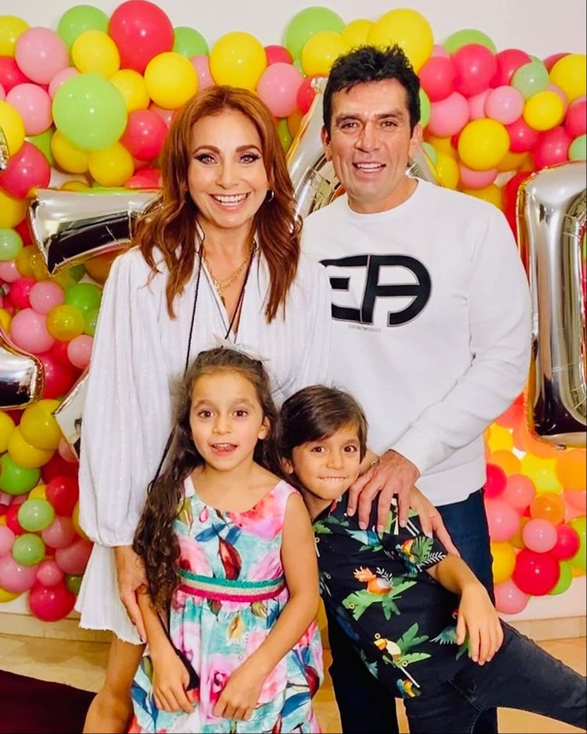 Elizabeth Álvarez y Jorge Salinas ya habían coincidido en varias telenovelas, pero gracias a ‘Fuego en la Sangre’ su historia de amor comenzó en 2008. En octubre de 2011 se casaron y en diciembre de 2015 nacieron sus mellizos Máxima y León.