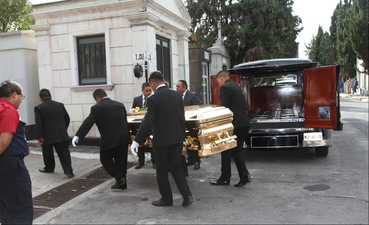 Finalmente, los restos de José José fueron trasladados al Panteón Francés, en la colonia Deportivo Pensil, donde la familia del cantante se reunió para darle el último adiós.