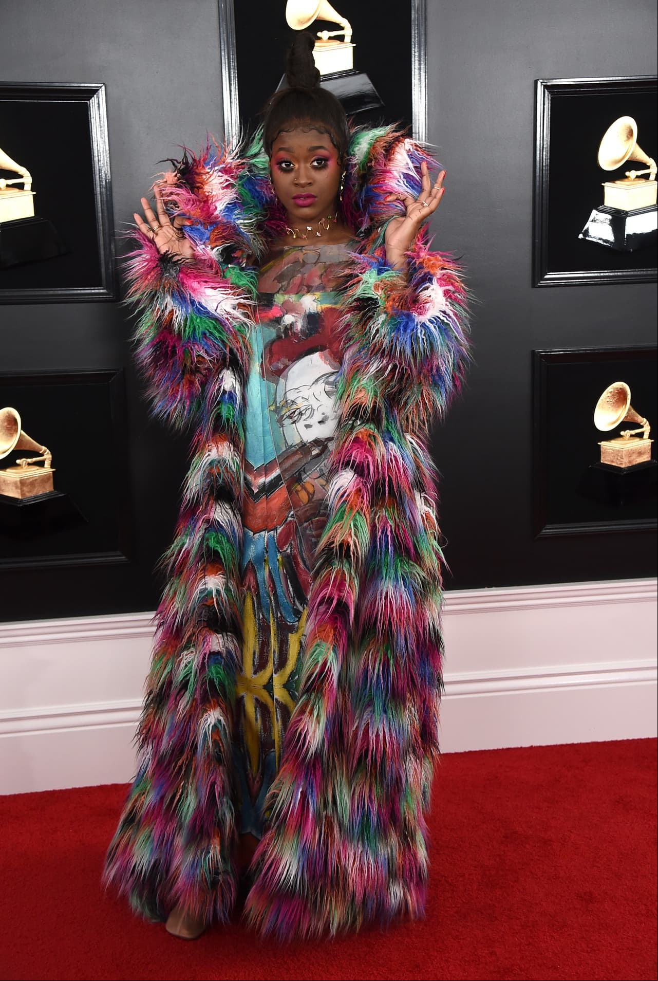 Ella es Tierra Whack; la rapera asistió con un vestido lleno de colores
