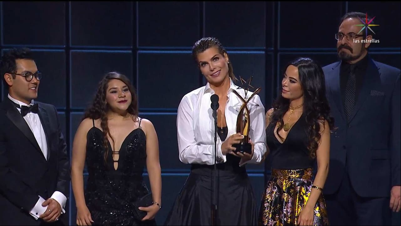 ‘Montse y Joe’ son las ganadoras a Mejor Programa de TV de Paga en los Premios TVyNovelas 2019