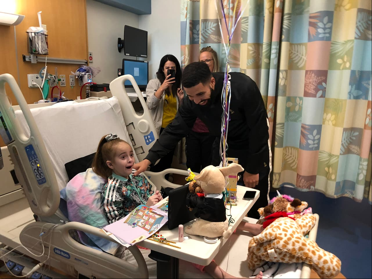 Famosos sorprenden a fans en hospitales