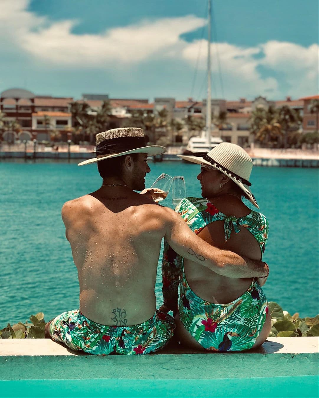 “Lo de entrenar en pareja es súper chévere, a mí me gusta más porque somos competitivos los dos, ninguno quiere hacer menos que el otro y nos motivamos mutuamente”, aseguró la actriz.