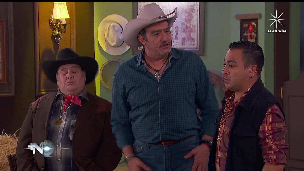 Omar Fierro se convierte en el peligroso villano ‘El Camaleón’ en este sketch de ‘Más noche’