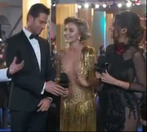 La pareja continuó con las entrevistas previas a la premiación, pero la incomodidad de la protagonista de 'Amar a muerte' comenzó a hacerse presente, e intentó cubrir un poco su escote que era difícil de gobernar con cualquier movimiento.