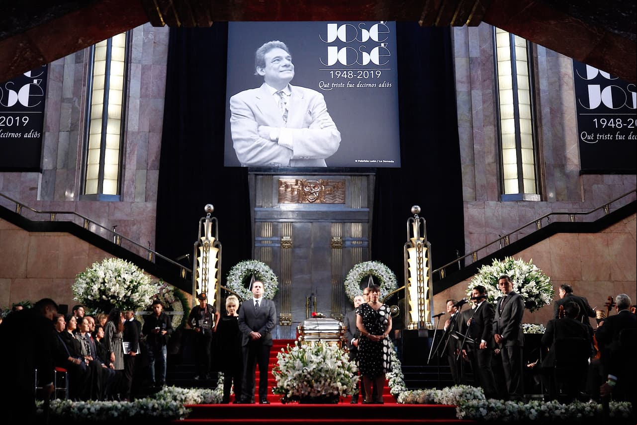 Entre flores, pancartas, aplausos y gritos, los mexicanos se despidieron de José José en el Palacio de Bellas Artes.