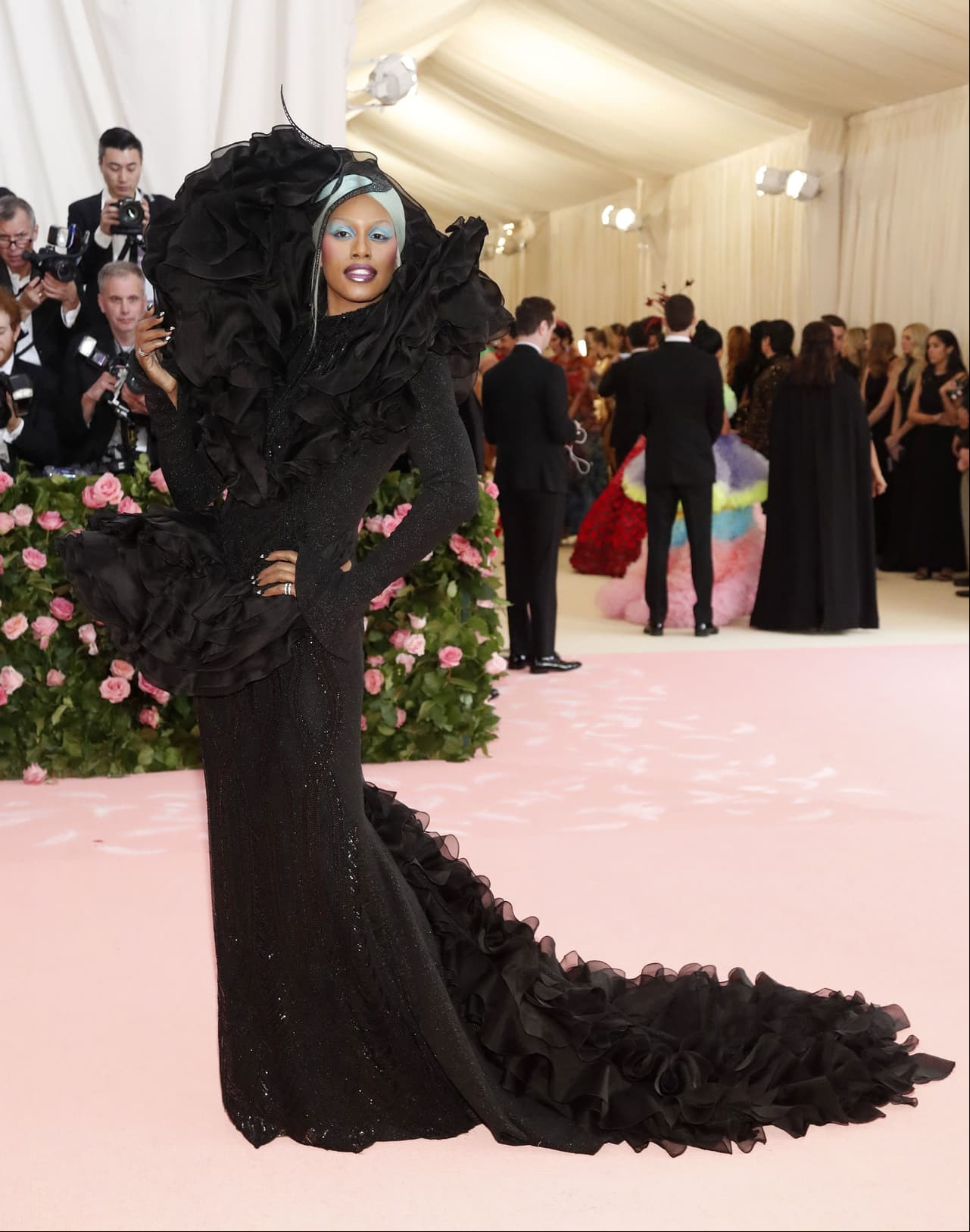 Laverne Cox llegó a la alfombra rosa con un vestido negro de Christian Siriano que complementó con una peluca turquesa.