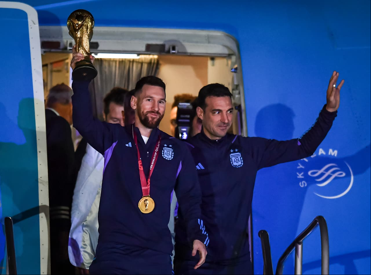 Festejos de la selección argentina en Buenos Aires tras ganar el Mundial Qatar 2022.