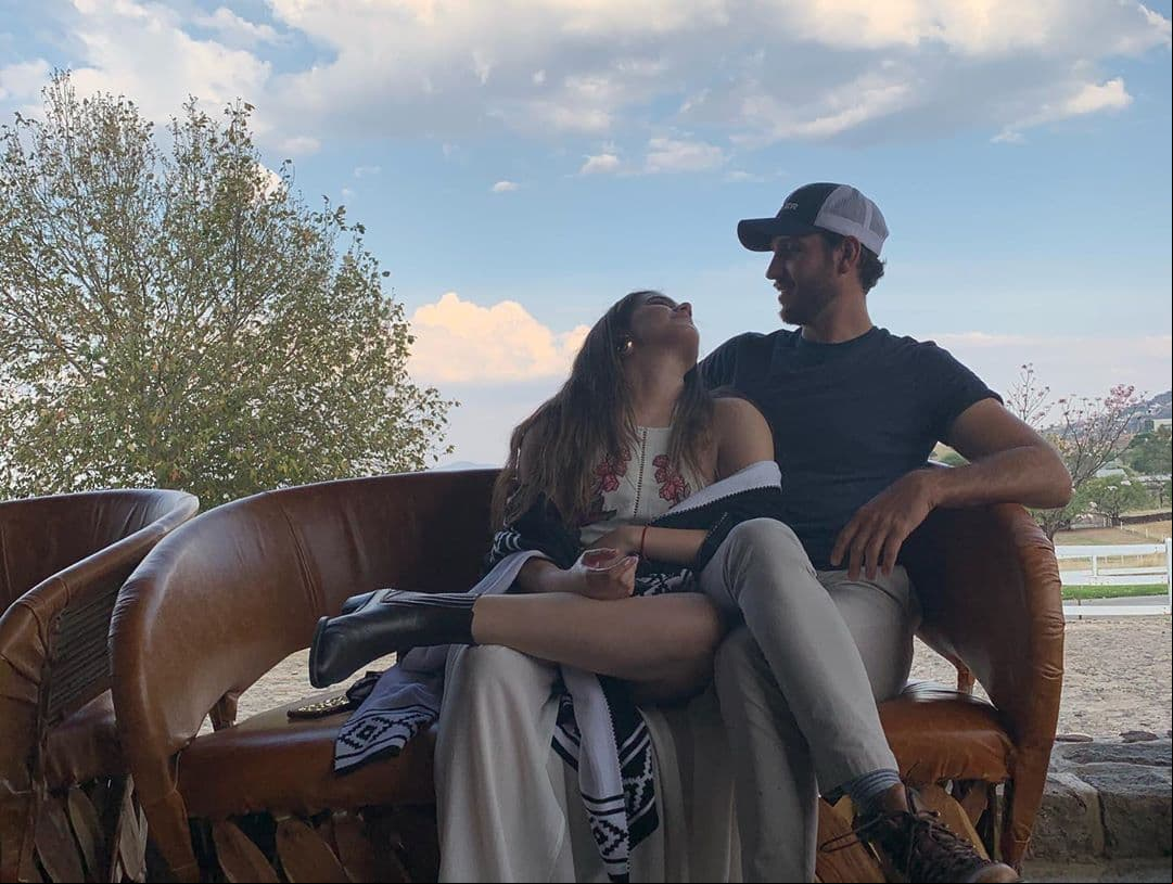 Camila Fernández, hija de Alejandro Fernández, unió su vida en matrimonio a la de Francisco Barba el pasado 1 de agosto, día en el que la pareja cumplió nueve meses de noviazgo. En redes sociales se cuestiona quién es el hombre que conquistó el corazón de la intérprete y nosotros te contamos los detalles.