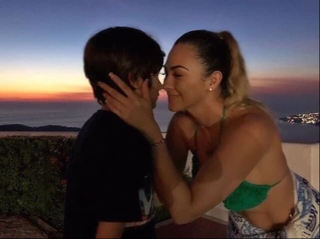 Aracely Arámbula tiene dos hijos con Luis Miguel llamamos Miguel y Daniel, a quienes trata de mantener alejados del ojo público lo más que puede, por eso suele mostrarlos en redes sociales de espaldas o con el rostro cubierto.