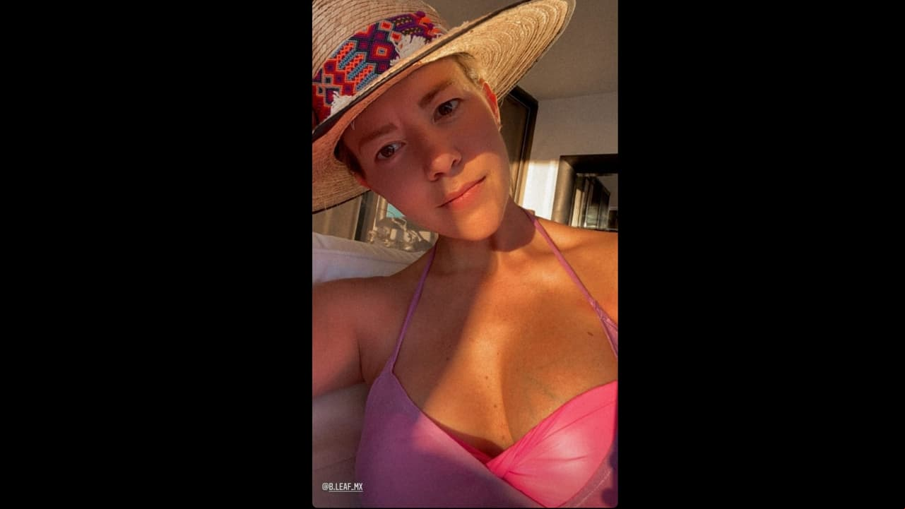 A primera hora, la estrella de cine y televisión compartió una serie de imágenes en las que se dejó ver enfundada en un diminuto bikini rosa, que resaltó su figura.